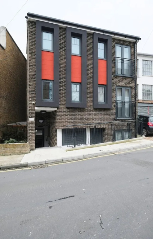 Quiet, Convenient 1BR Flat for 4 in Greenwich