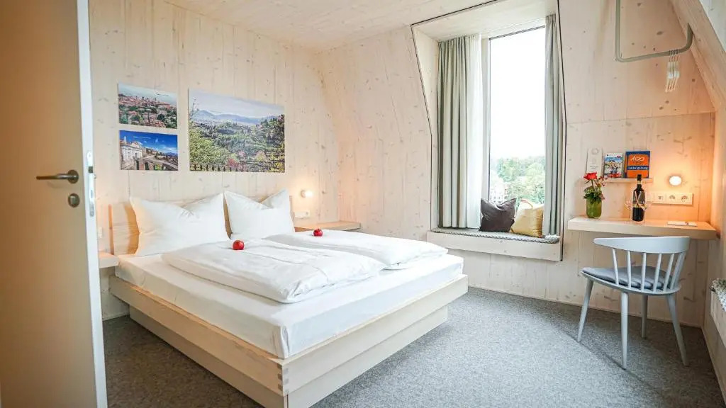 Hotel Bergamo Modern & zentral in Ludwigsburg 24h Check in 3 Min zum Schloss nachhaltiges Hotel in Holzbauweise