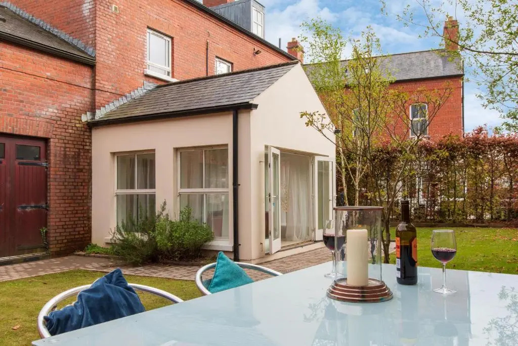 Modern, luxury suites with private bathrooms close to city centre