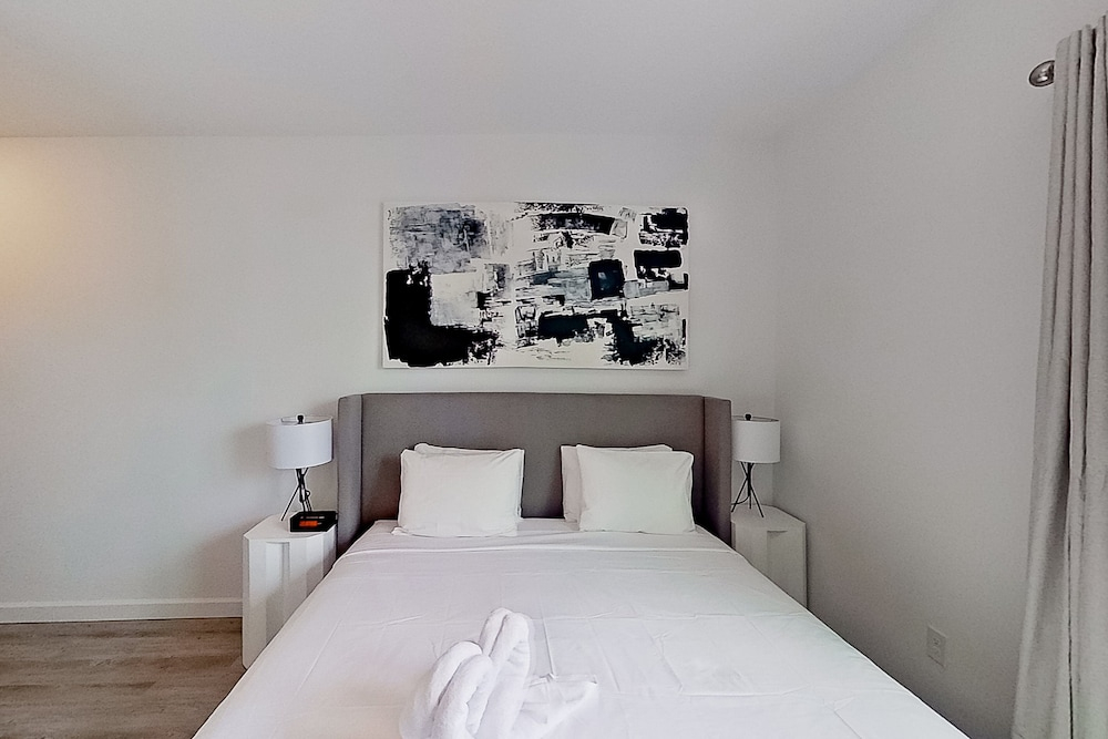 Dog-friendly Radiant & Modern Townhome With Private Pool, Patio, AC, & W/D