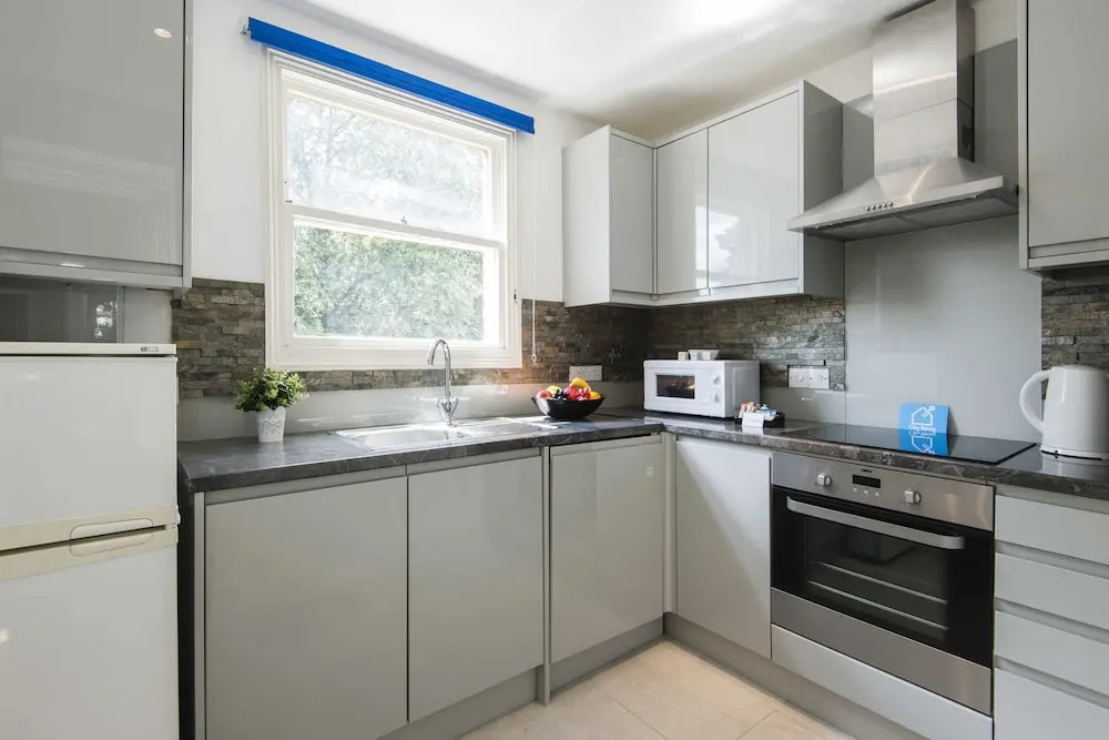 Bright and spacious 2 bed apartment 5 mins away from Earl's Court stat