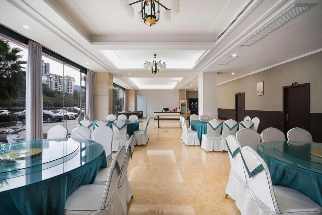 Lizhi Holiday Hotel