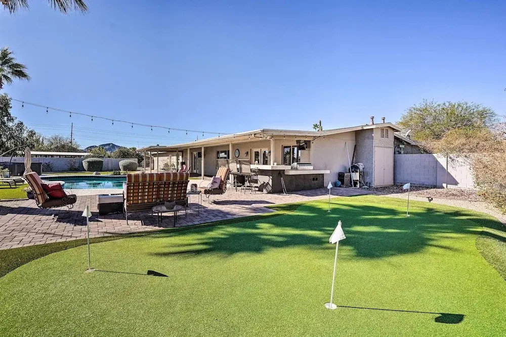Pool & Outdoor Lounge: Scottsdale Family Home