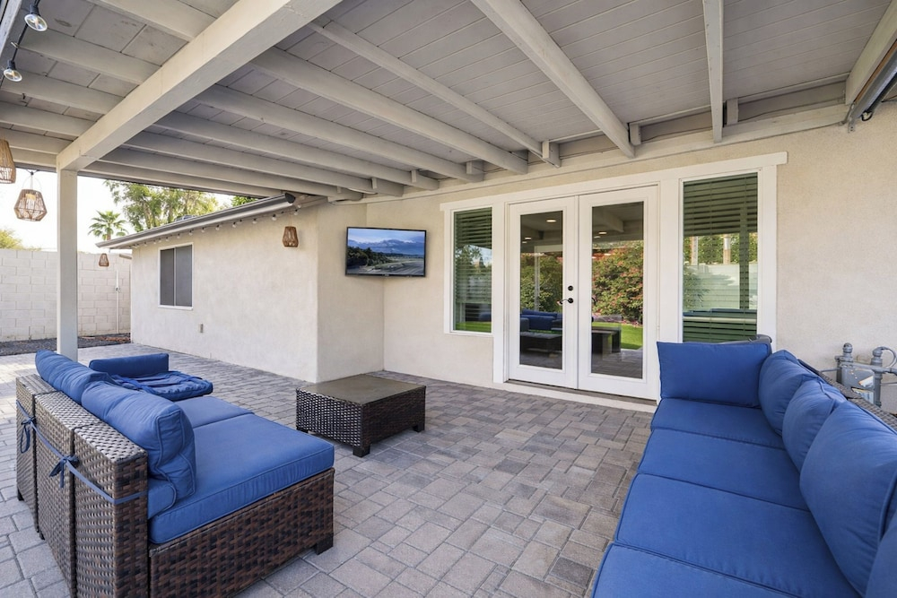 Phoenix Modern Retreat w/ Pool & Putting Green