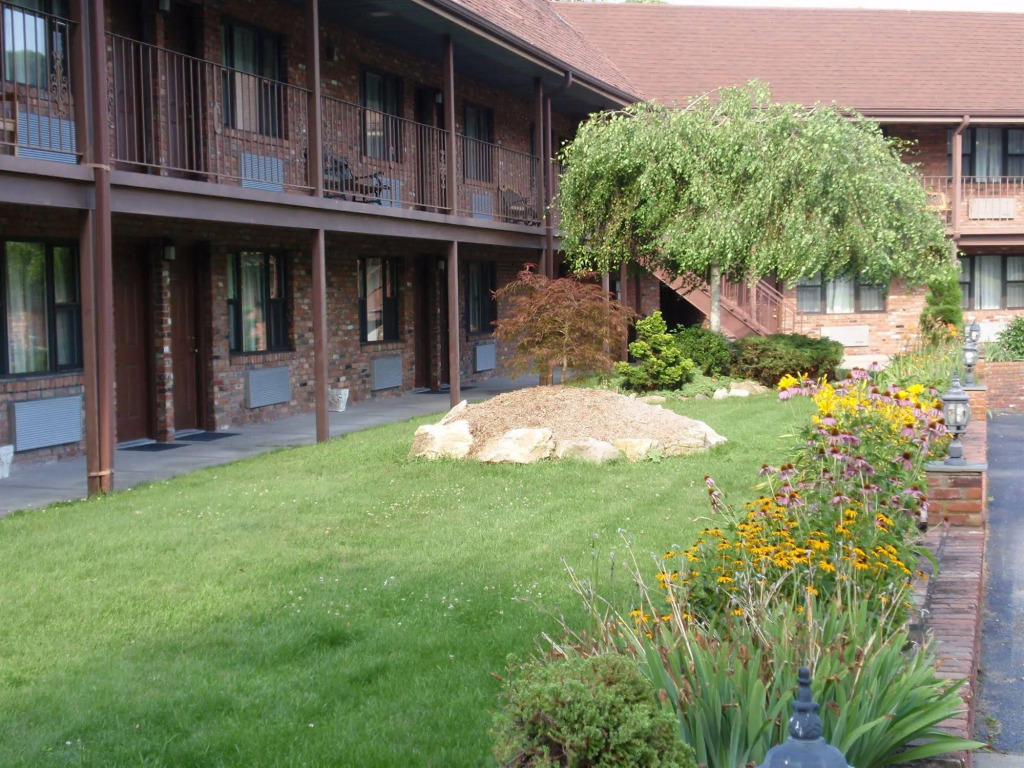 Chalet Inn & Suites