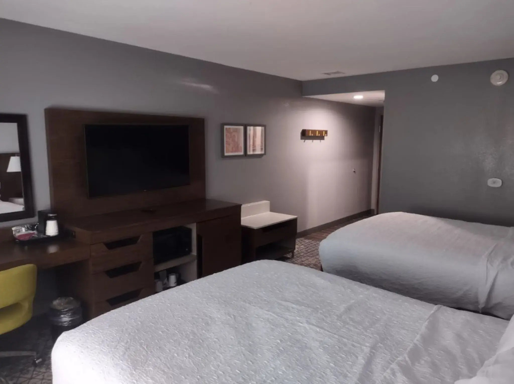 Hampton Inn & Suites Pittsburgh New Stanton PA