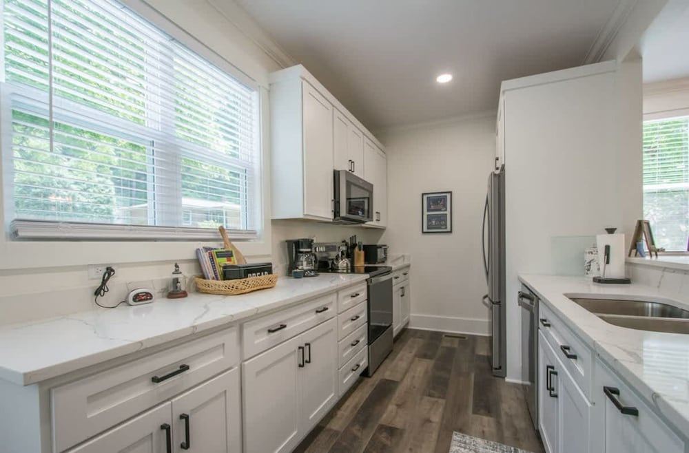 Charming 3BR w Balconies Walk to Flat Rock Playhouse