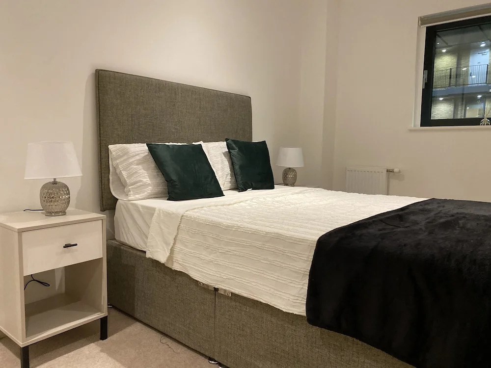 Cosy Stunning two Bed Apartment With Balcony