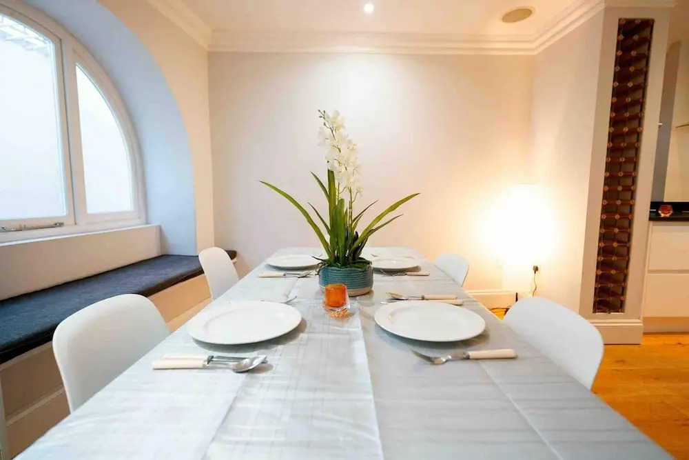 Spacious & Modern 3brs House in Central London