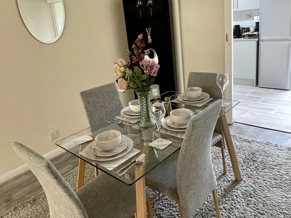 Enjoy Lovely 4 bed Apartment With Garden