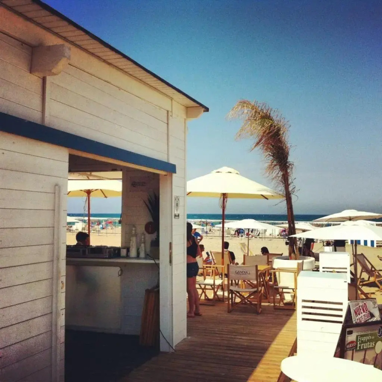 Hugo Beach Hotel & Apartments