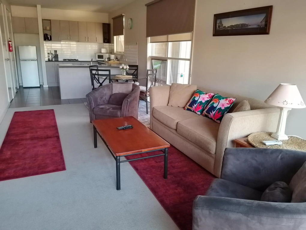 Lovely 2 bedroom apartment across from Shepp Lake.