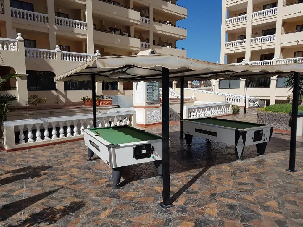 Castle Harbour with heated pool, only 700 meters to the beach, Wifi, balcony