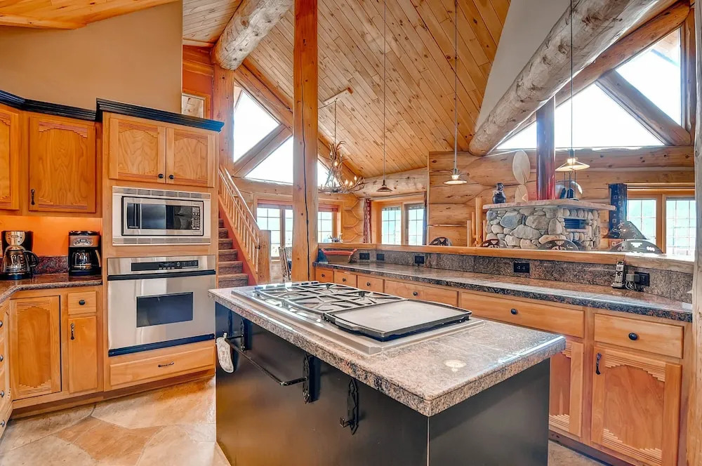 4br Log  W/ Hot Tub, Sauna & Chef's Kitchen 4 Bedroom Home