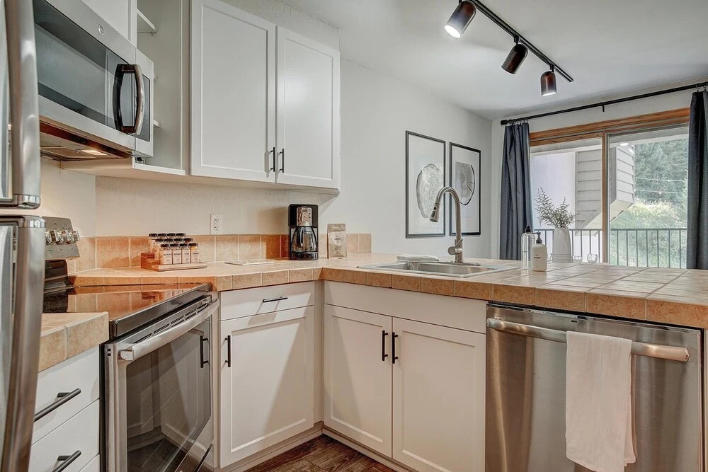 New Chic Ski-in Ski-out Condo Park