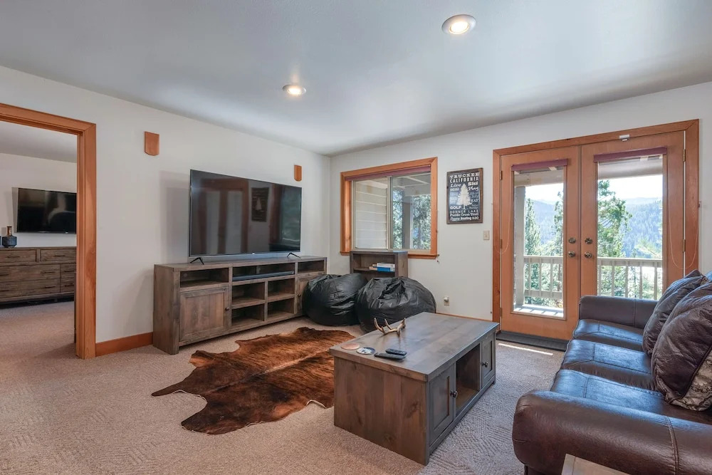Cedar Point Home 3 Bedrooms 3.5 Bathrooms Home