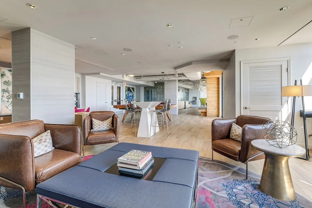 1 Mi to DCA Airport: Potomac Yard Apt w/ Pool