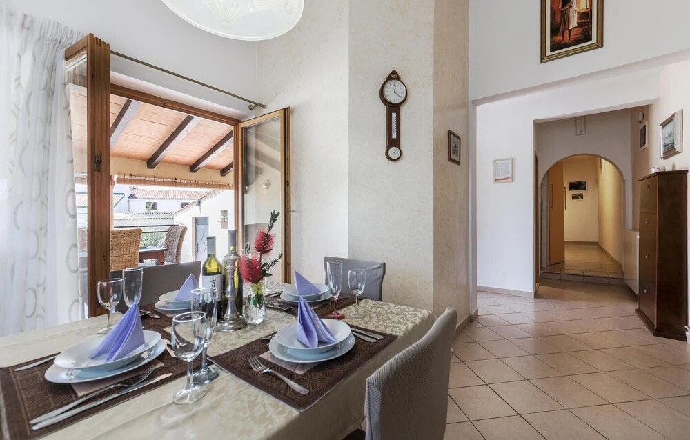 2 Bedroom Beach Front Home In Vabriga