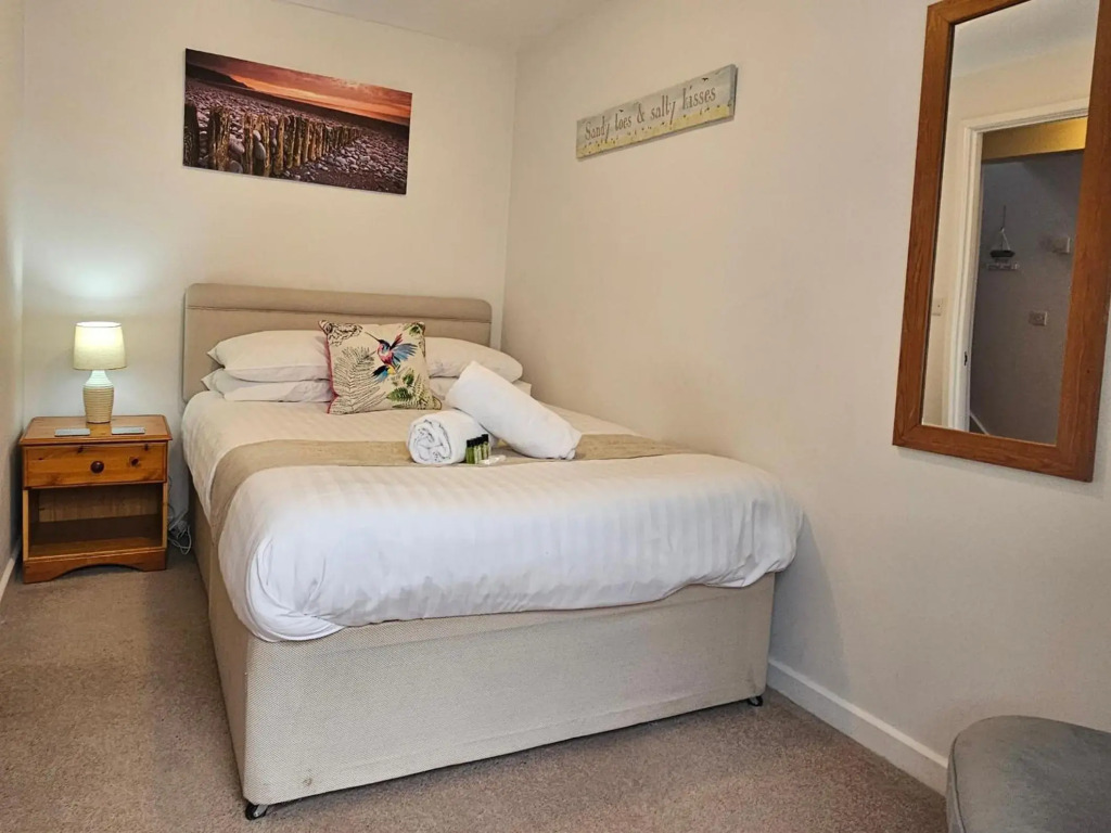 Bespoke coastal 2 bed cottage with free parking