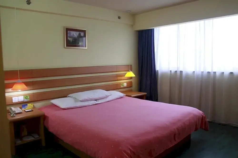 Rui Bai Yun Hotel (Changshu Zhaoshangcheng South Bus Station)