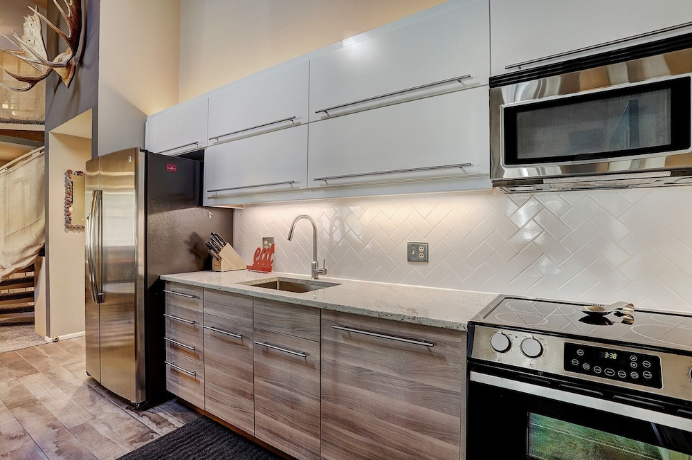 1127 Flying Dutchman 2 Bedroom Condo by RedAwning