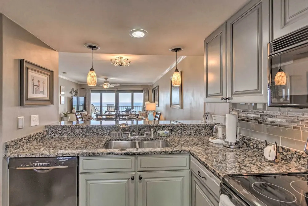 11th-floor PCB Condo w/ Ocean View, Walk to Dining