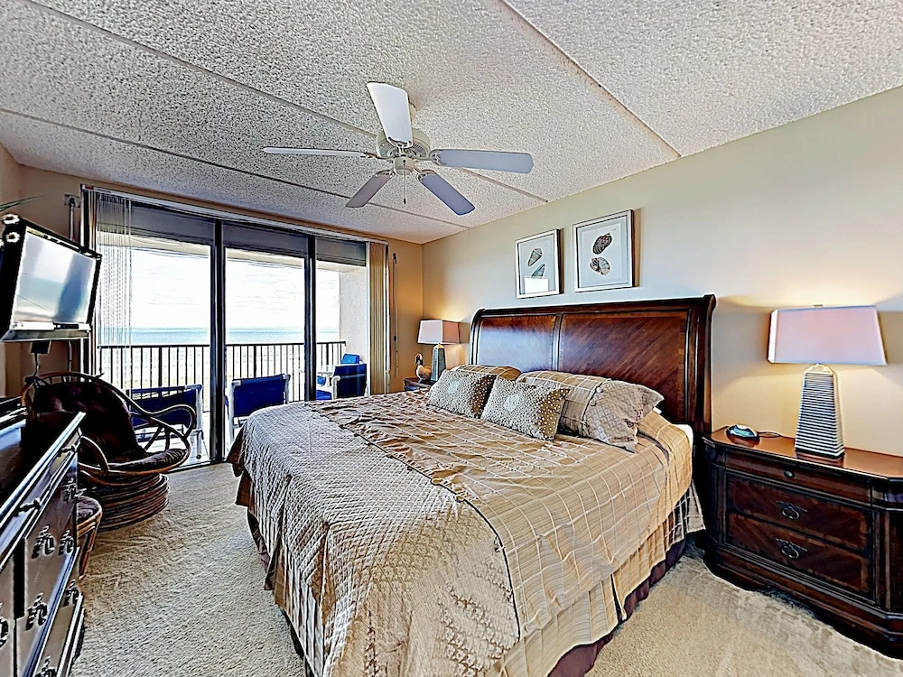 New Listing! Tranquil Corner Unit W/ Gym & Pools 3 Bedroom Condo