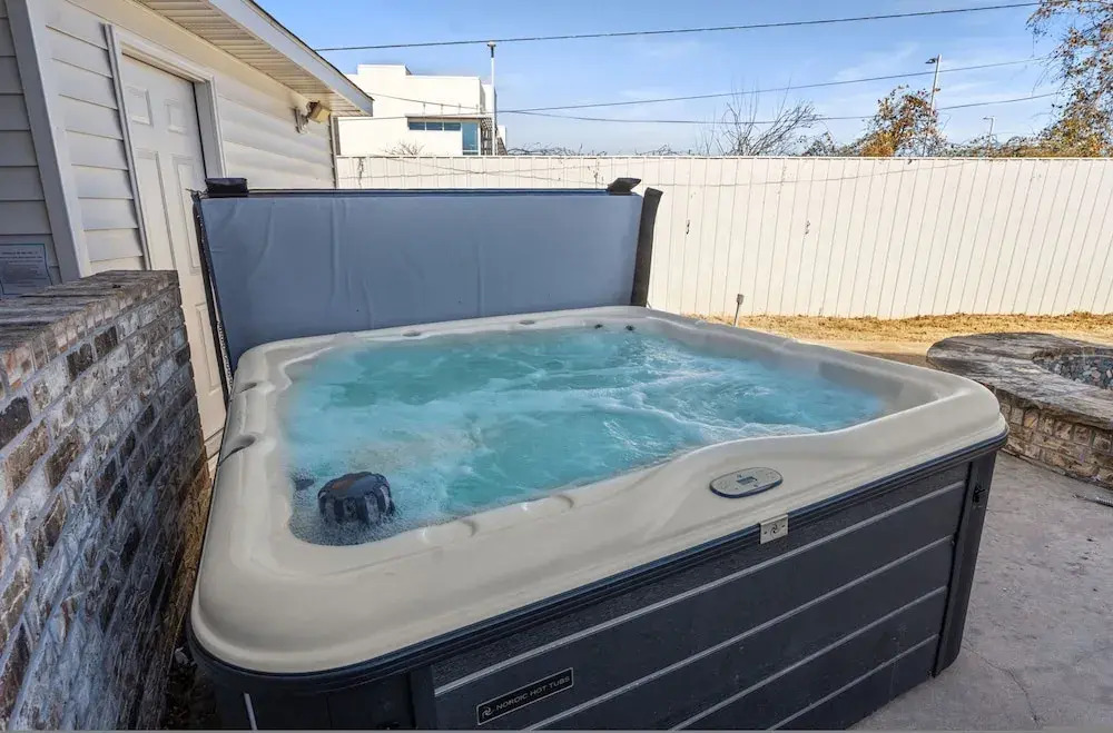 Spacious Lakefront View With Hot Tub and Pool NH