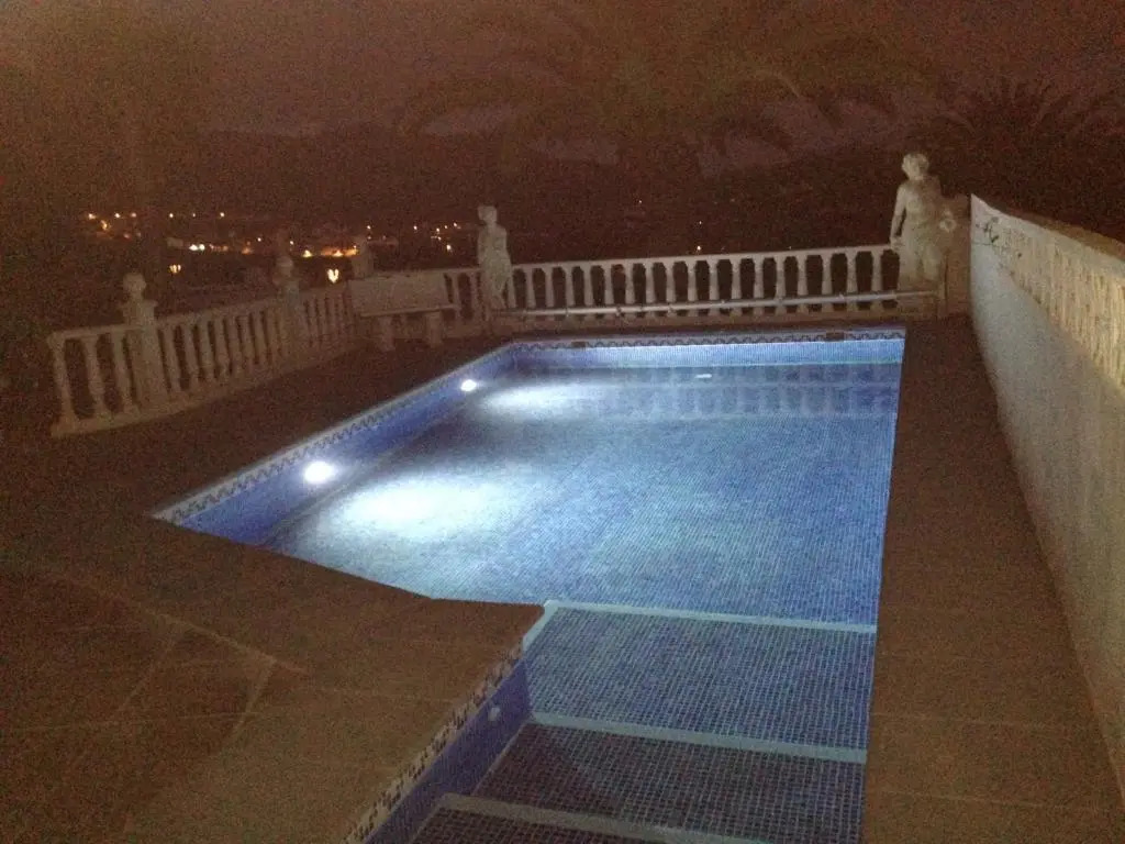 Detached villa, private pool only 10 minutes to beaches