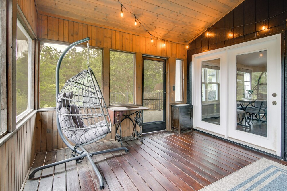 Steps to Table Rock Lake! Family Escape w/ 2 Decks
