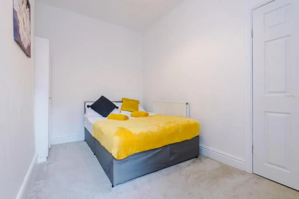 Finchley House lovely house in Anfield, 2 minutes walk from the stadium, parking and wifi