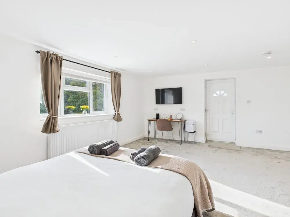 Room-modern Guest Room in West Midlands
