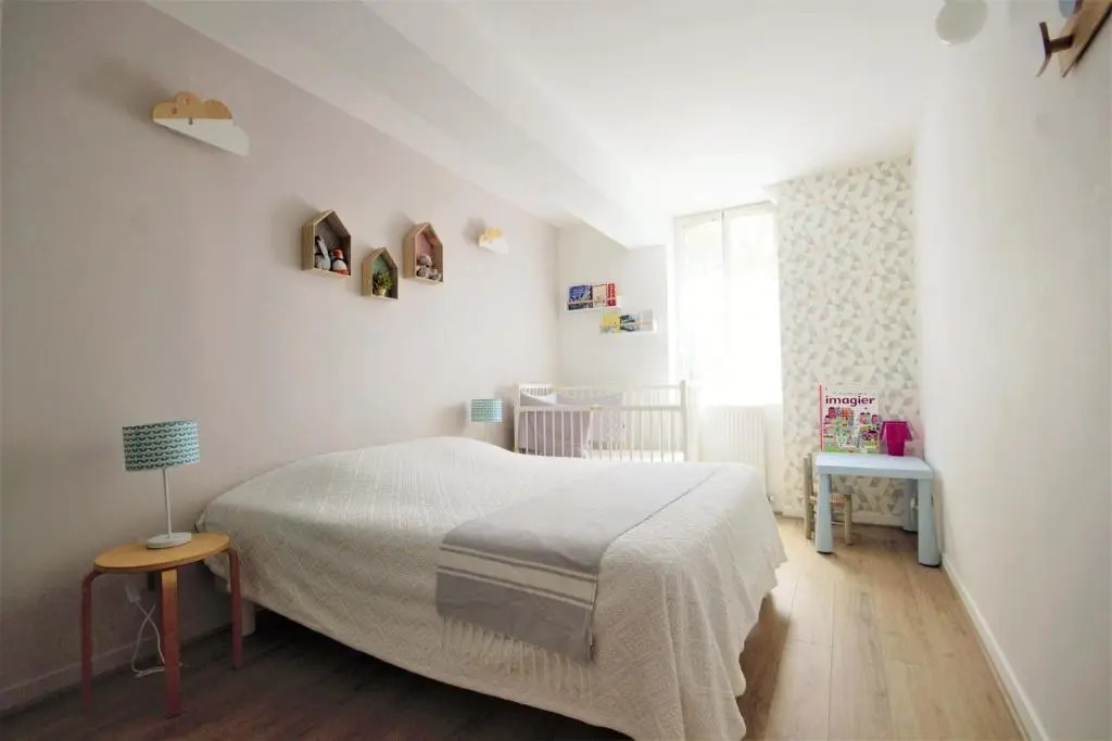 Gd appt T5 avec bureau jardin et parking en centre ville