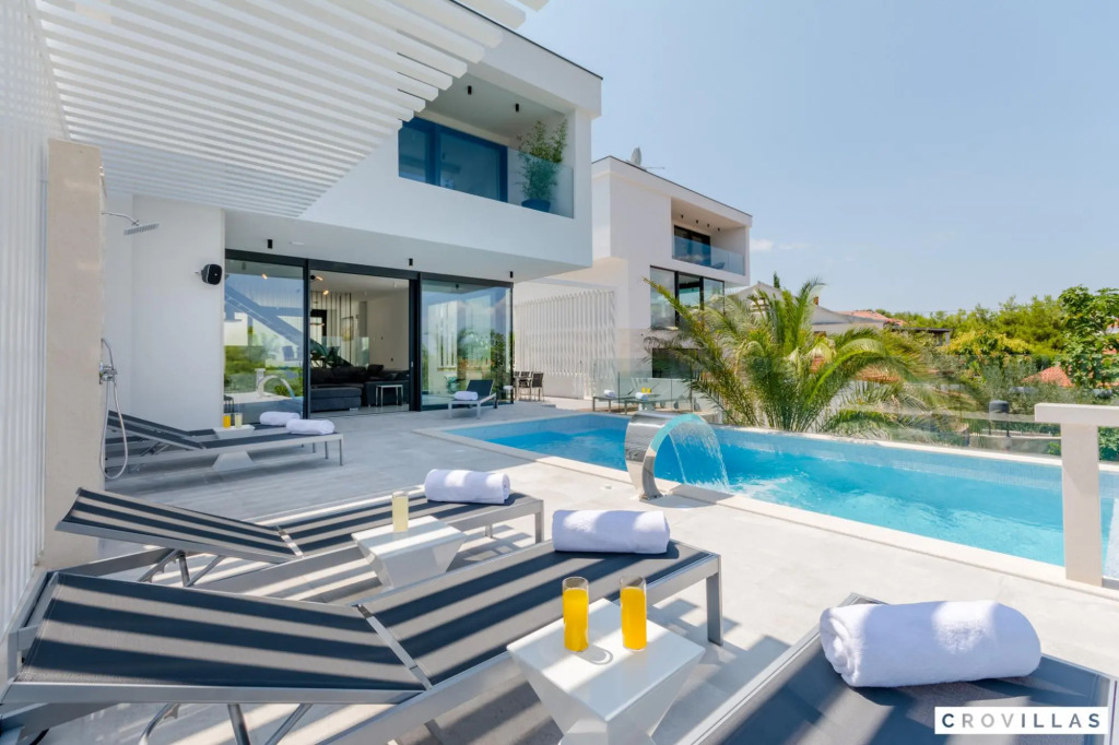 Pax in Sutivan with 3 bedrooms and 3 bathrooms