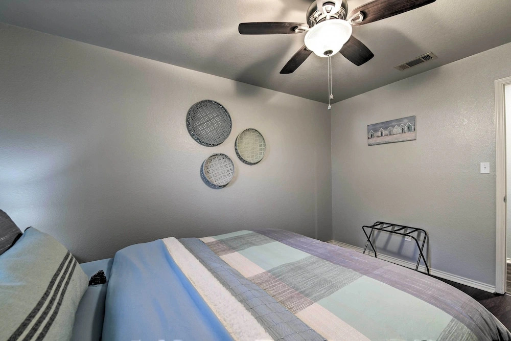 Lakefront Home < 3 Miles to Historic Granbury!