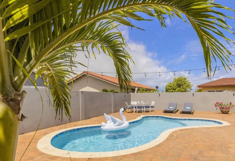 Beautiful 3br2ba Amazing Location w Private Pool
