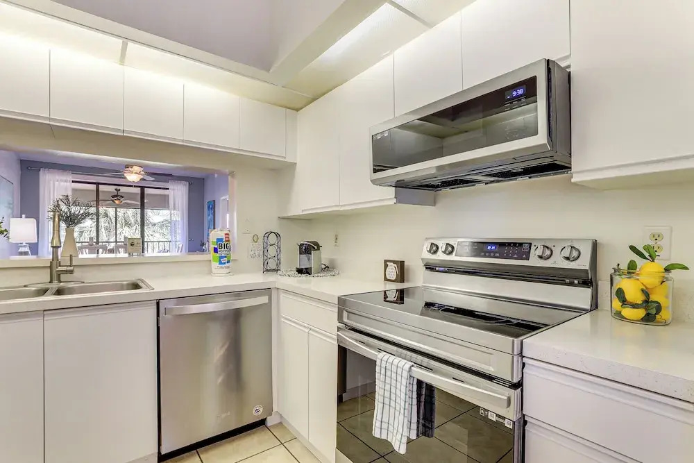 7 Mi to Beach: Condo w/ Pool Access in Bradenton!
