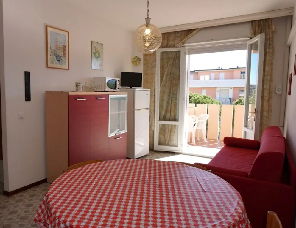 Red Flat With Shared Pool and Private Parking