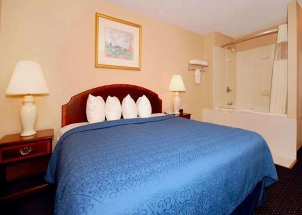 Econo Lodge Inn & Suites Waterloo Downtown