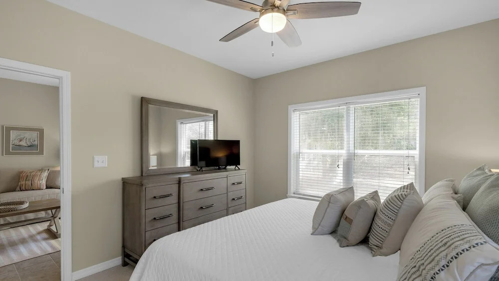 1st Floor, Walkable to Dining, Shopping, Beach - Sleeps 6