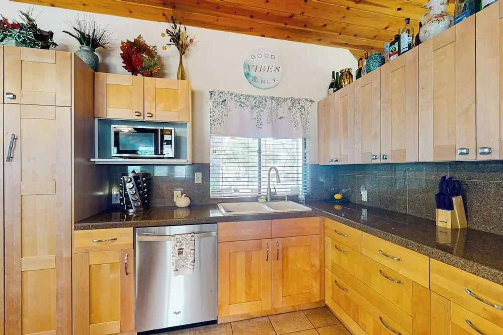 Yard & Patio: Quiet & Well-stocked Riverside Home