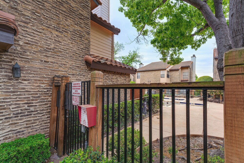 Near Expressways! Cozy Dallas Condo w/ Workspace