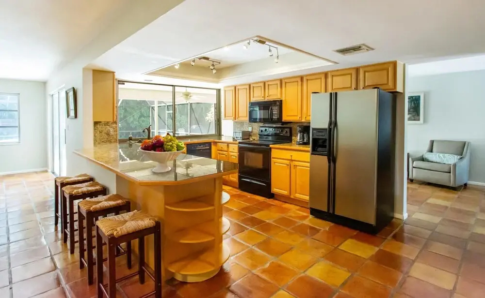 Pesaro - stylish 3BR retreat near Via Miramar Beach, beautifully renovated home with a private pool, lush tropical gardens and premium modern comforts, perfect for families and relaxing getaways, just minutes from sandy beaches and vibrant downtown Naples