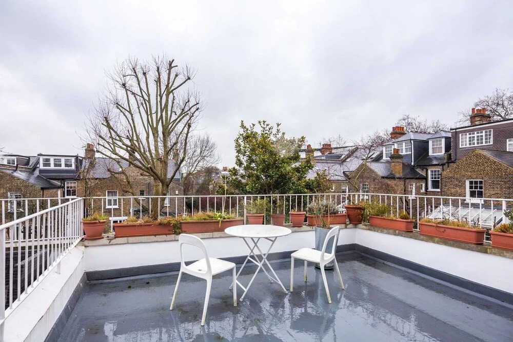 Spacious 3 Bedroom Home in North London W/terrace