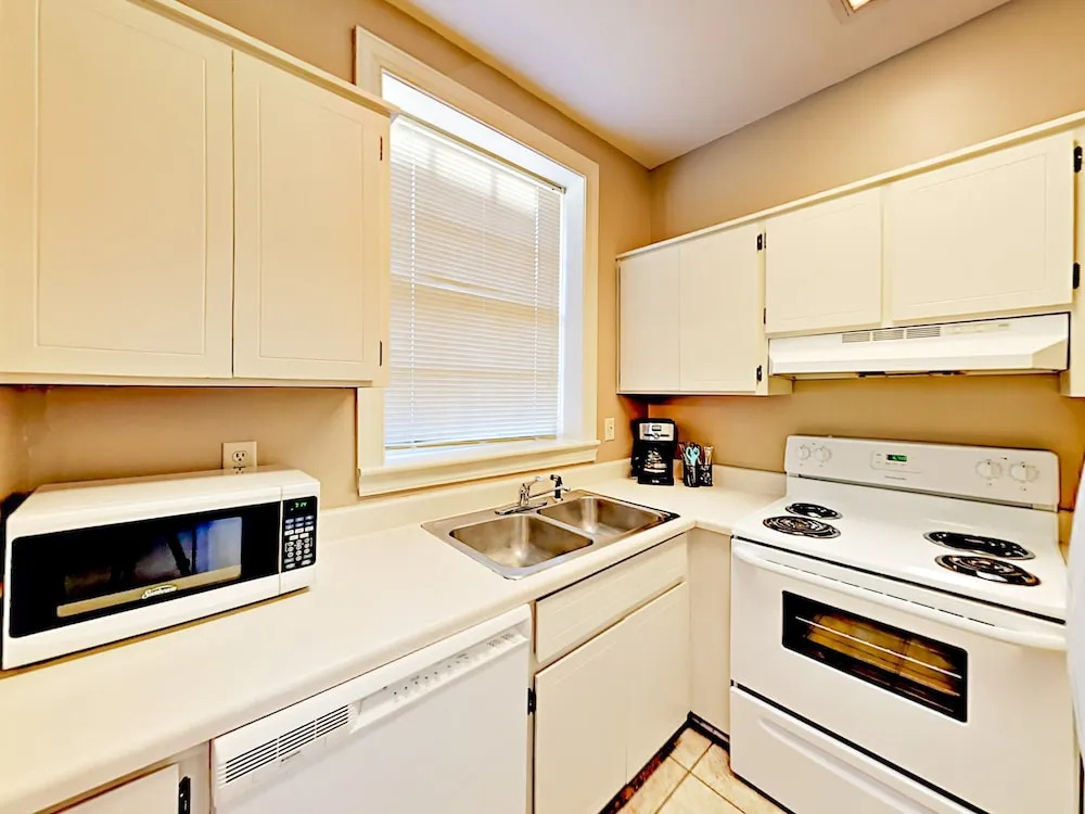 Historic Downtown Charm 3 Bedrooms 2.5 Bathrooms Townhouse