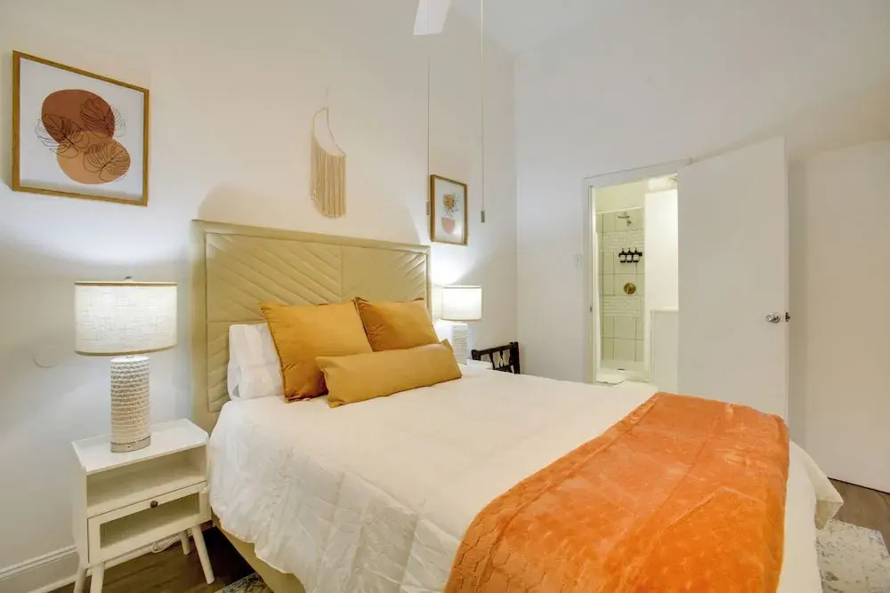 2 Mi to Dtwn: New Orleans Escape!