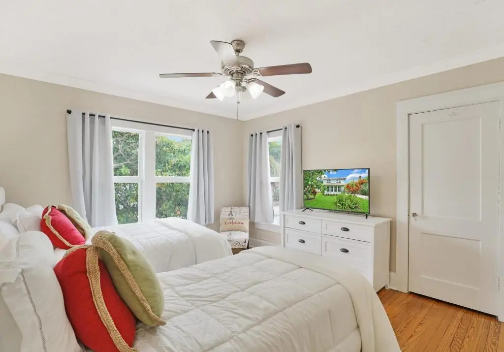 Charming Historic Home and Cottage minutes from the Intracoastal and the Beach