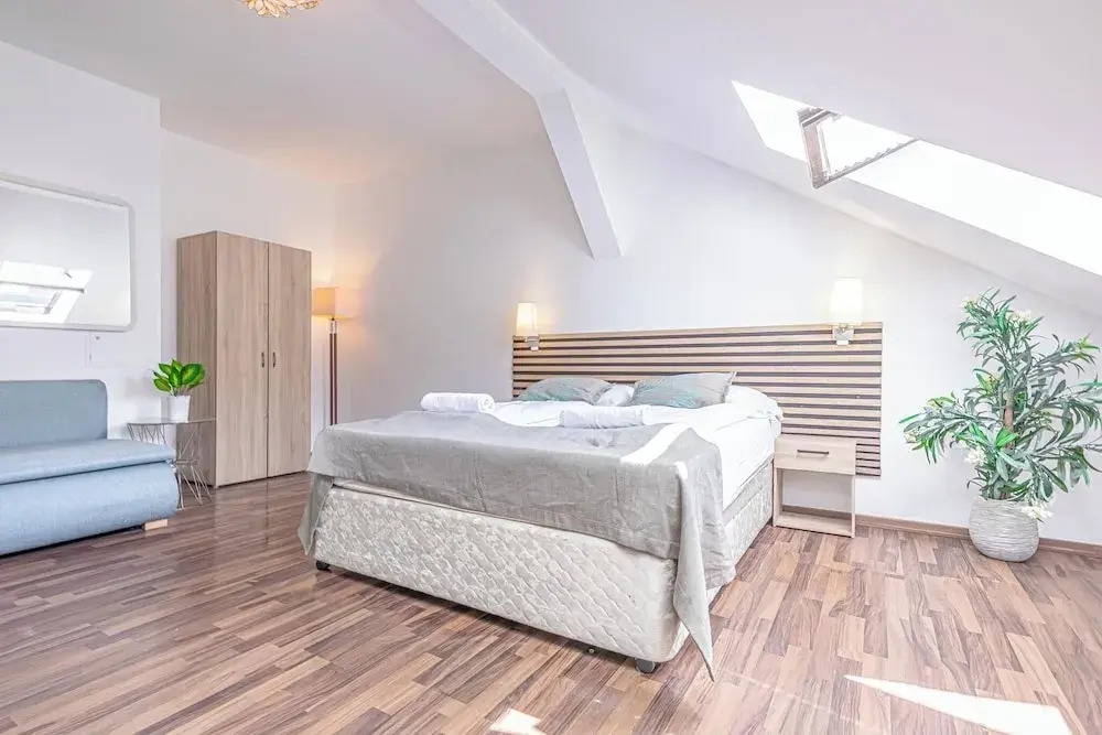 Stylish Private Rooms in 3BR Apartment with Balcony, City Center