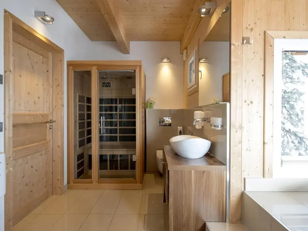 Lush Chalet With hot tub