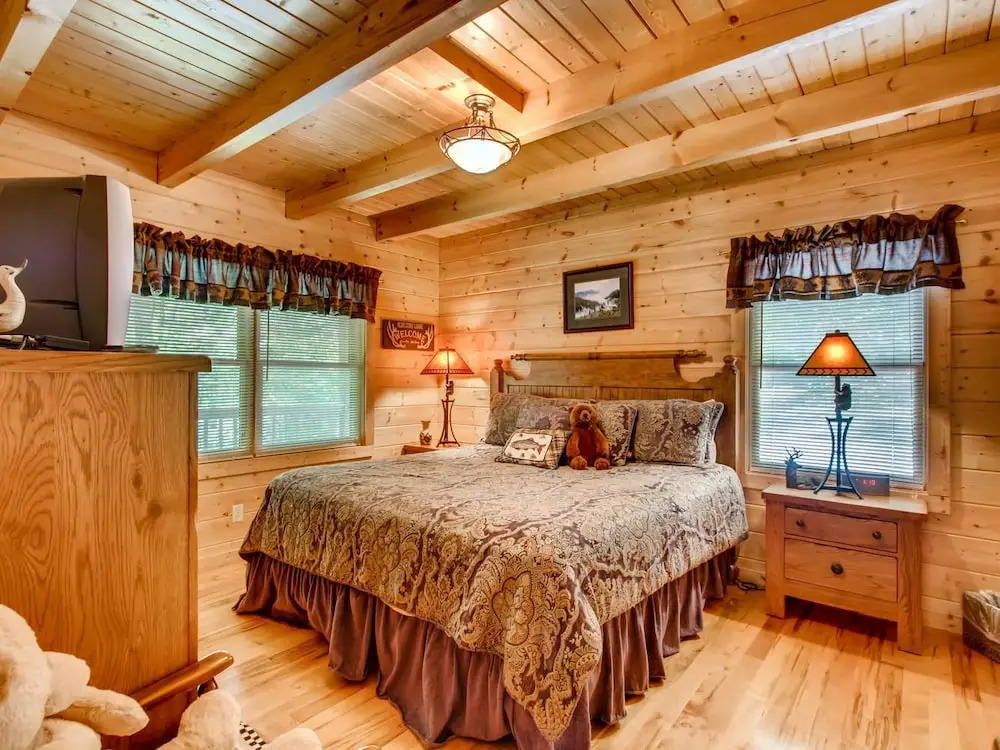 Tomahawk Lodge 3 Bedroom Cabin by RedAwning